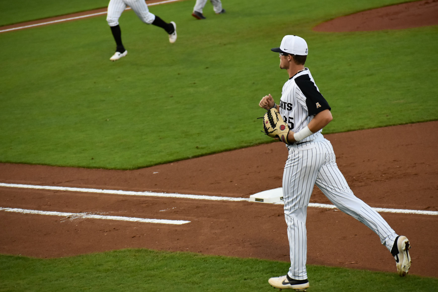 UCF loses to Jacksonville 8-5 after rain delay